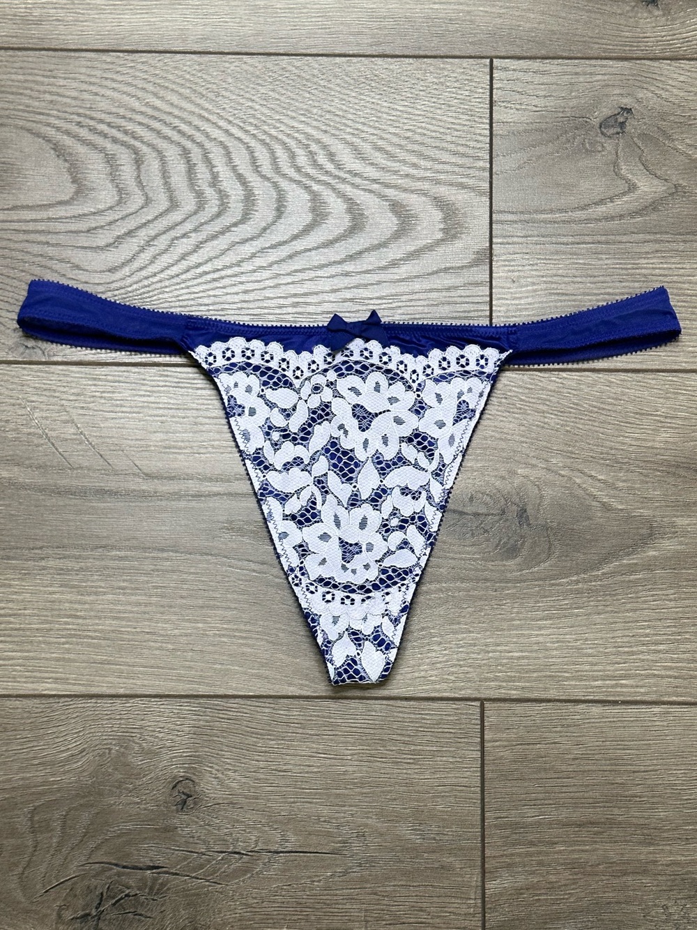 Victoria's Secret Low Rise Thong V String Panty Blue White Floral Lace Large